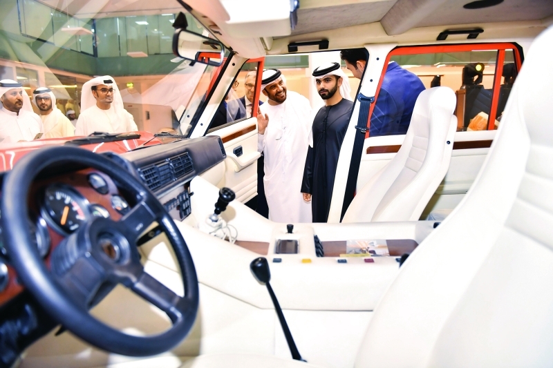 الصورة : منصور بن محمد يطلع على احدث السيارات التي توفرها الشركة لعملائها في دبي | البيان