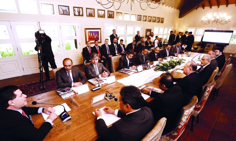 الصورة : ■ الغرير والشيراوي وبوعميم والمطروشي وصديقي وبن سليم خلال اجتماع مع رئيس الباراغواي  | البيان