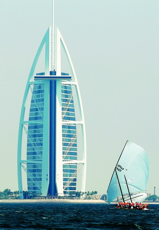 الصورة : ■ السباق يبرز معالم دبي السياحية  |  البيان