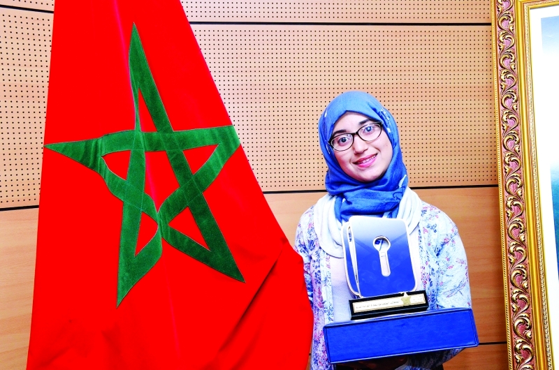 الصورة : Ⅶ  عتيقة العدناني إثر تتويجها بطلة تحدي القراء العربي في المغرب