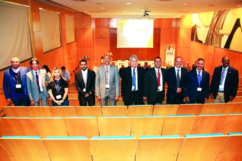 الصورة : ■ وفد الإمارات مع ممثلي الدول العربية من المجموعة السابعة | تصوير: أحمد الحضرمي
