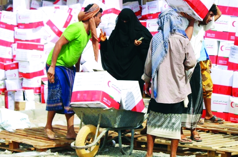 الصورة : ■ مساعدات إماراتية لا تنضب للمحتاجين في اليمن