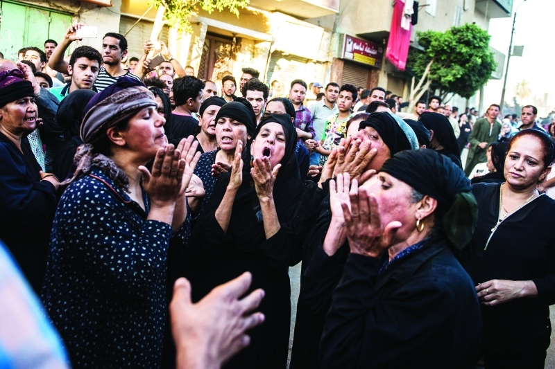 الصورة : ■ سيدات مصريات يبكين إحدى الضحايا  |  إي.بي.ايه