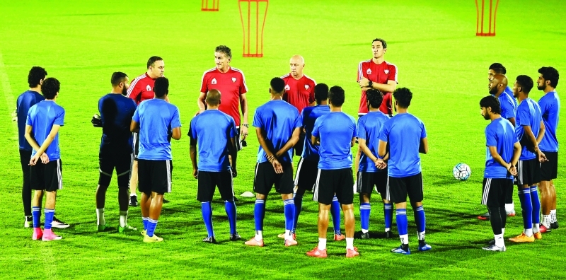 الصورة : ■  باوزا يتعرف إلى اللاعبين في تجمع دبي   |  تصوير- هشام تكنوين