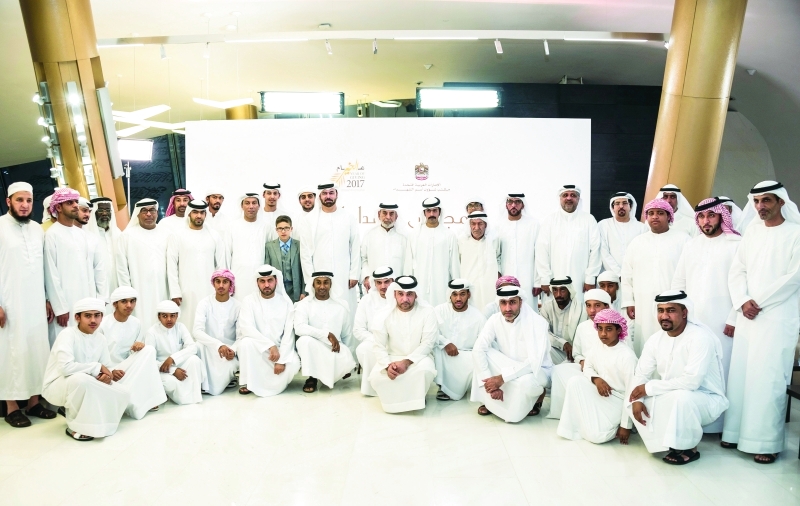 الصورة : خليفة بن طحنون ومحمد القرقاوي والمشاركون في المجلس | من المصدر