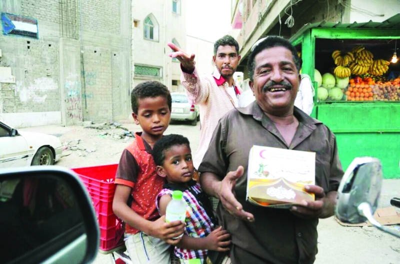 الصورة : Ⅶ  يمنيون خلال تلقيهم وجبات إفطار الصائم الإماراتية في حضرموت  |   وام