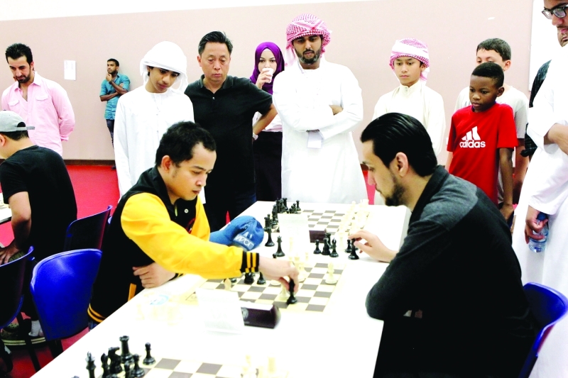 الصورة : ■ خلال بطولة الشطرنج ضمن منافسات رمضانية العين | البيان