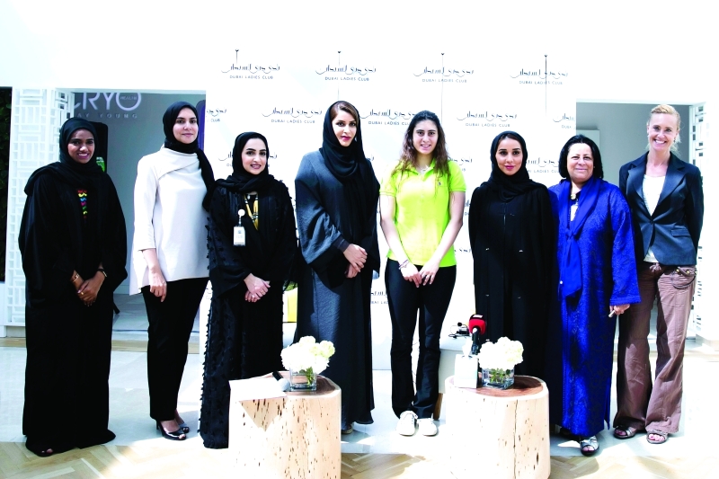 الصورة : ■ نور الشربيني تتوسط عضوات لجنة رياضة المرأة ومنتسبات نادي دبي للسيدات  |  البيان