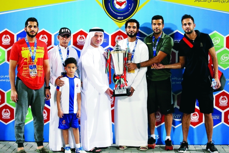 الصورة : ■  عبد الرحيم العوضي يسلم كأس البطولة إلى اللجنة المنظمة