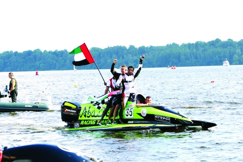 الصورة : ■ فريق أبوظبي يرفع علم الدولة في مياه كوناس