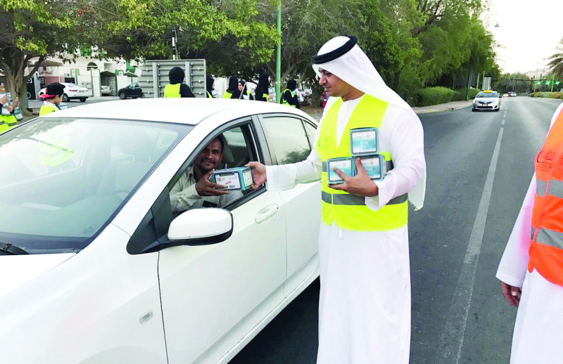 الصورة : ■  موظف من مواصلات الإمارات يوزع الوجبات على السائقين   |   من المصدر