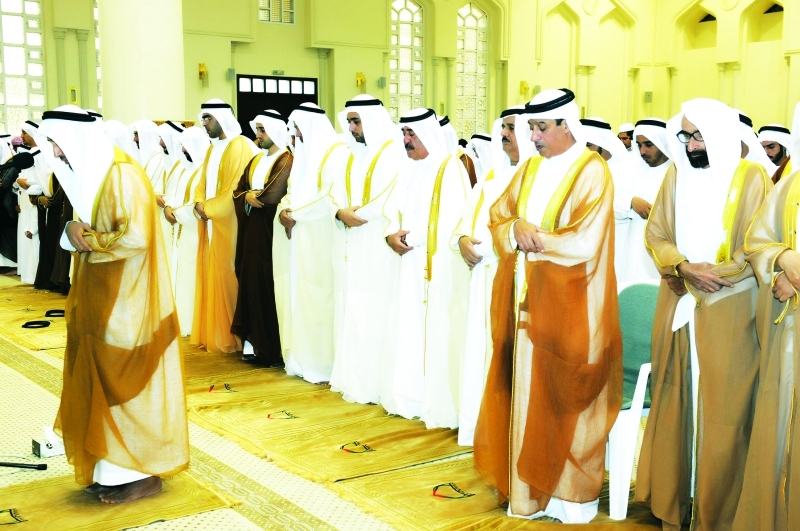 الصورة : ■ سعود المعلا وراشد بن سعود والشيوخ وجموع المصلين يؤدون صلاة العيد  |  وام