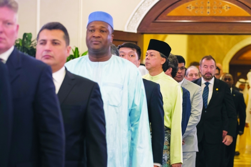 الصورة : رؤساء البعثات الدبلوماسية أثناء الاستقبال