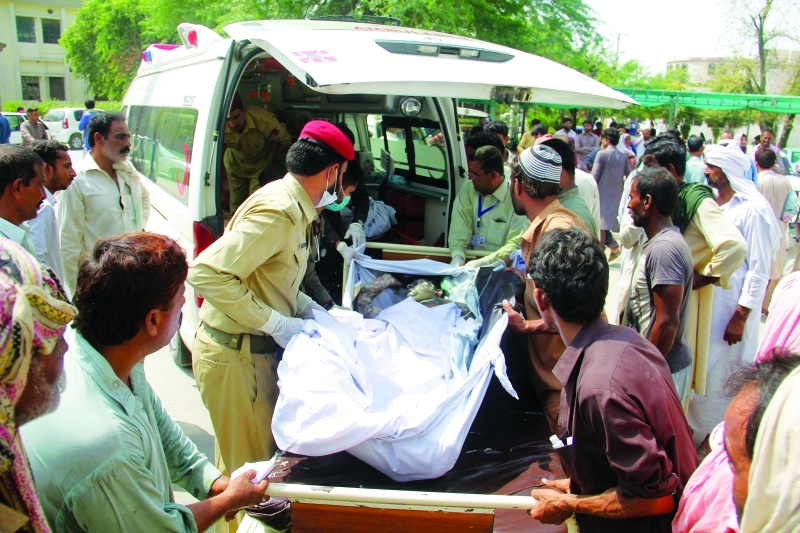 الصورة : مسعفون باكستانيون يحملون أحد ضحايا الانفجار إلى المستشفى  ـــ  إي.بي.إيه