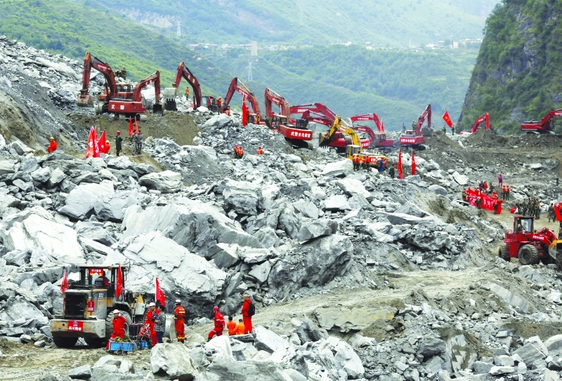 الصورة : عمليات بحث مكثفة على الناجين في حادث الانهيار الأرضي في قرية شينمو الصينية ـــ  أ.ب