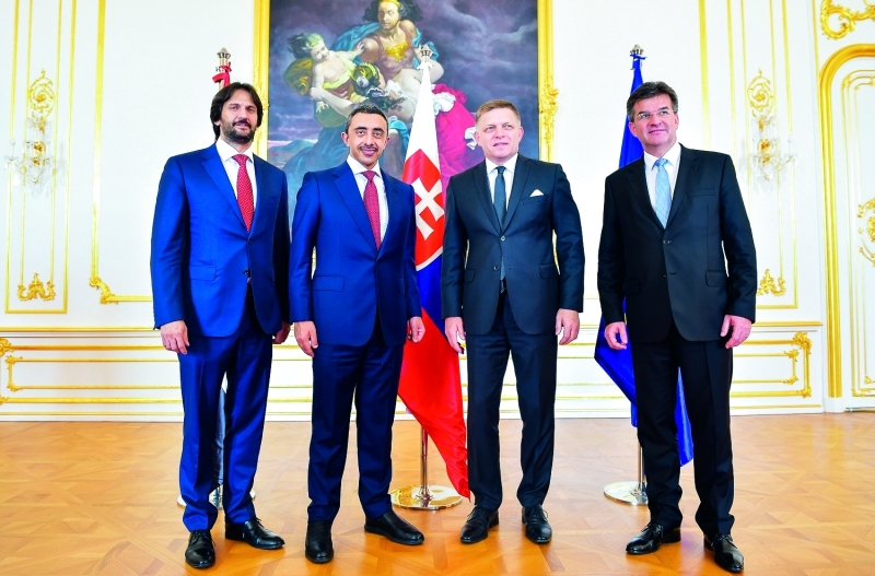 الصورة : ■ عبدالله بن زايد في صورة تذكارية مع رئيس وزراء ووزير خارجية سلوفاكيا  |  وام
