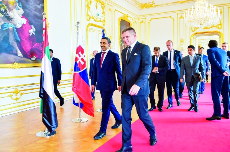 الصورة : ■  عبدالله بن زايد ورئيس وزراء سلوفاكيا في قصر براتيسلافا  |  وام