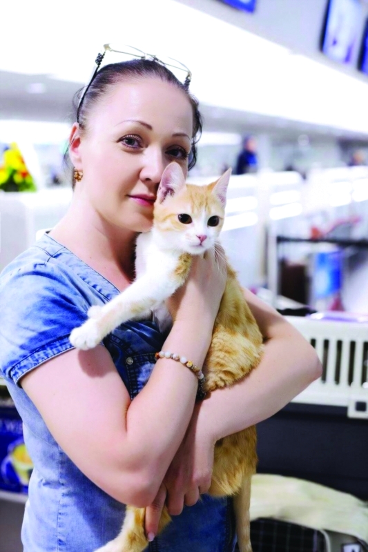 الصورة : ■ ناتاليا مع احدى القطط التي انقذتها