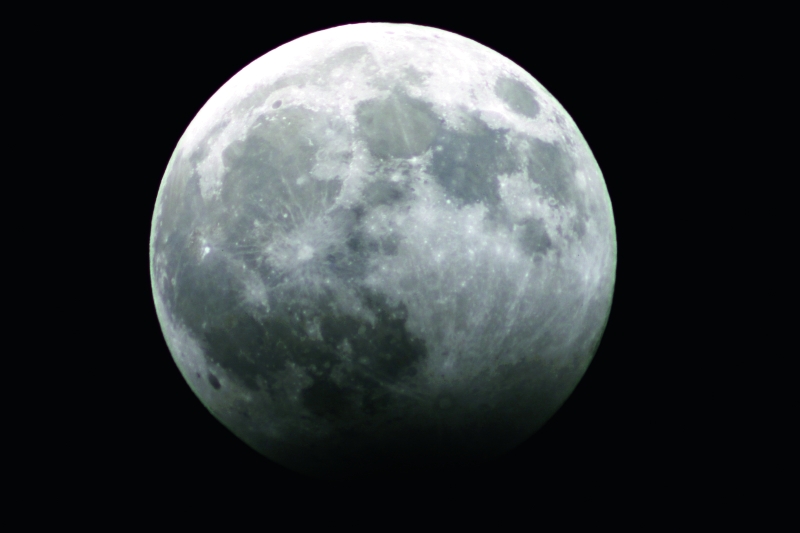 الصورة : ■ القمر كما ظهر في سماء دبي