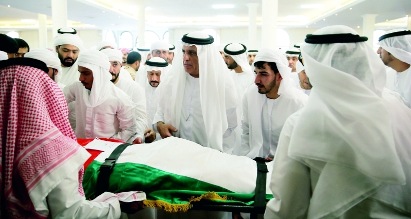 الصورة : سموه يشارك جموع المواطنين تشييع الجنازة