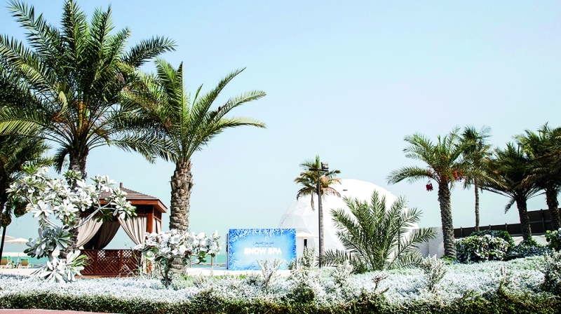 الصورة : ■ الثلوج تغمر شواطئ نادي دبي للسيدات  |  من المصدر
