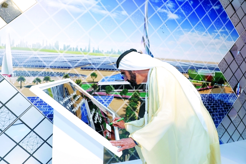 الصورة : ■ محمد بن راشد مدشناً المرحلة الثانية من مجمع الطاقة الشمسية  |    من المصدر