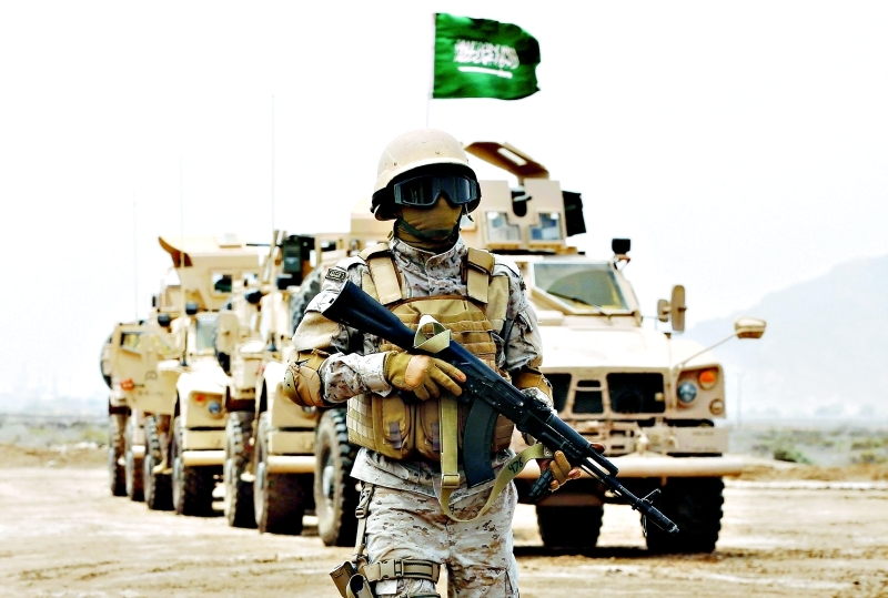 الصورة : جندي سعودي أمام مدرعات عسكرية في اليمن | أرشيفية