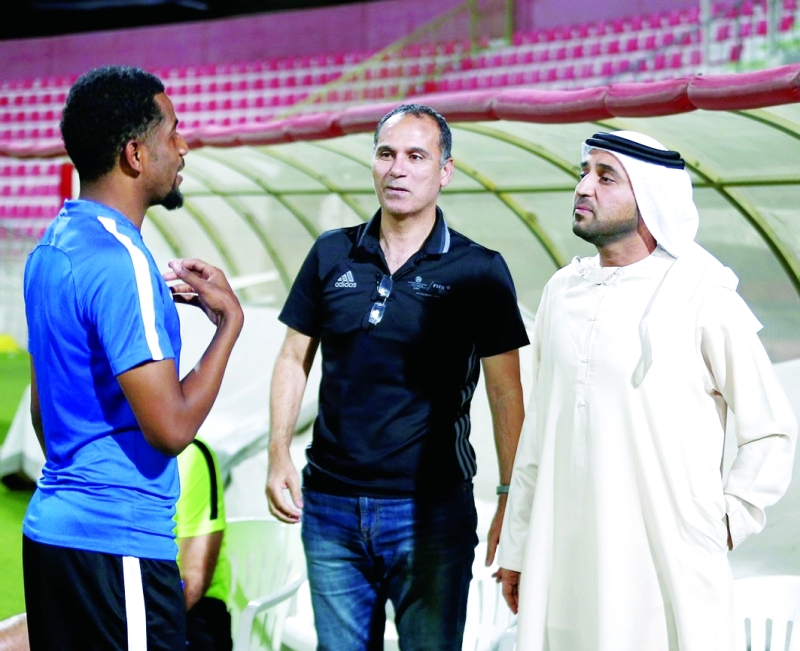 الصورة : خليفة سليمان خلال حضوره مران لاعبي شباب الأهلي- دبي  |  البيان