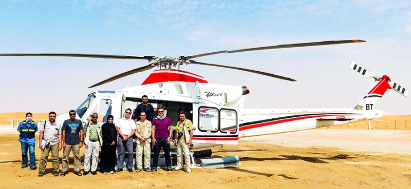 الصورة : Ⅶ شيخة الظاهري تتوسط فريق العمل خلال تنفيذ المسح الجوي في المحمية   |  من المصدر