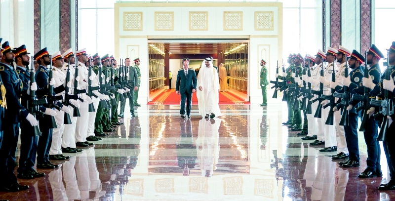 الصورة : ■ محمد بن زايد خلال استقباله الرئيس المصري في مطار الرئاسة   |   تصوير: حمد الكعبي وراشد المنصوري