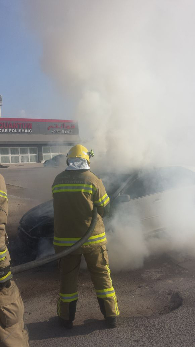 صور .. دفاع مدني رأس الخيمة يخمد حريق مركبة عبر الإمارات حوادث و