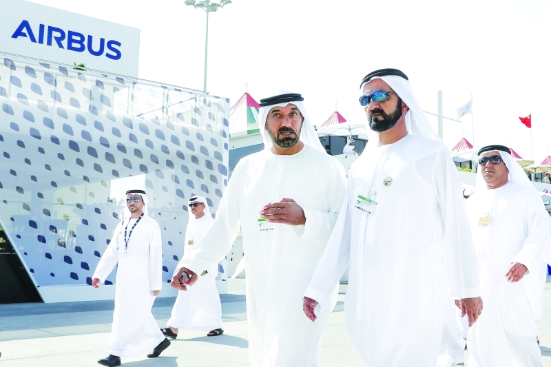 الصورة : محمد بن راشد وأحمد بن سعيد خلال الجولة أمس في معرض دبي للطيران