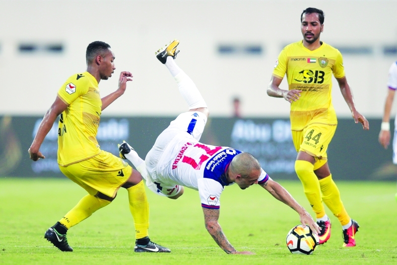 الصورة : ■ خلال مباراة  الشارقة و الوصل في دوري الخليج العربي | البيان