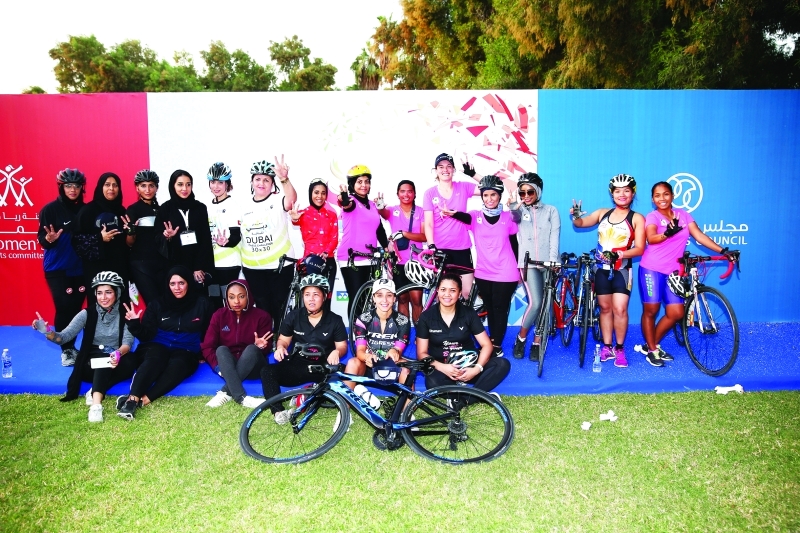 الصورة : الفائزات وبعض المشاركات في سباق الدراجات  |  تصوير: ناصر بابو