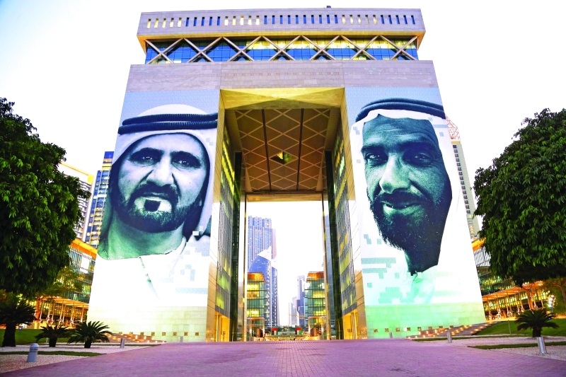 الصورة : ■ صورتا الشيخ زايد ومحمد بن راشد على واجهة مبنى البوابة في مركز دبي المالي العالمي  |  من المصدر