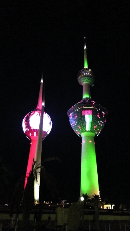 الصورة : ■ أبراج الكويت تزدان بعلمي الإمارات والكويت