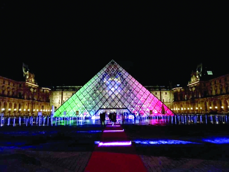 الصورة : ■ متحف اللوفر في باريس يكتسي ألوان علم الإمارات