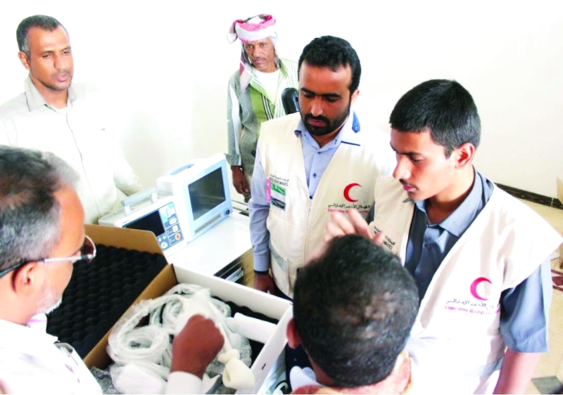 الصورة : ■  متطوعون من الهلال الأحمر الإماراتي يقدمون أجهزة طبية حديثة لمستشفى الكلى في عزان  |  وام