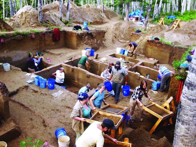 الصورة : العلماء في موقع دفن الرفات الذي يعود إلى نحو 11500 عام |  رويترز