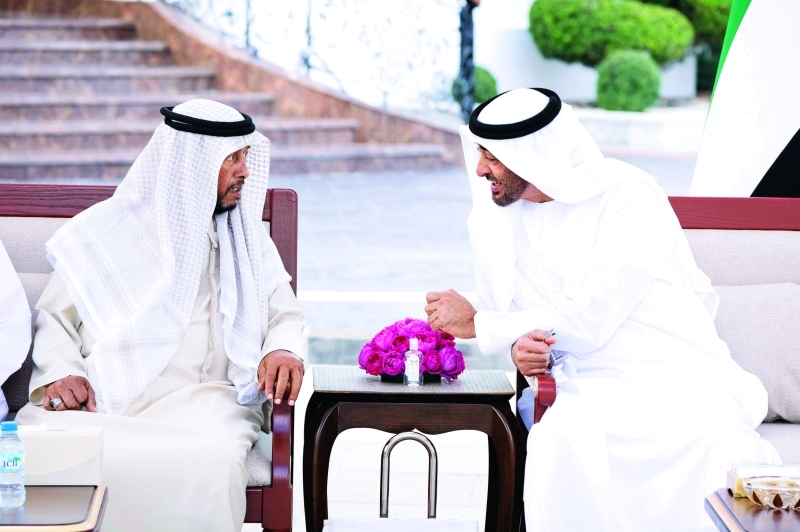 الصورة : محمد بن زايد متحدثاً إلى سلطان بن زايد خلال اللقاء