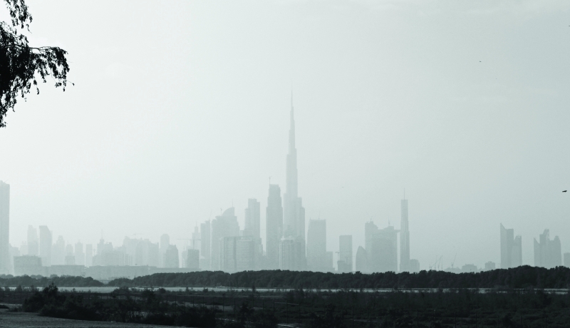 الصورة : ■ أجواء الغبار في دبي أمس  |  تصوير: وليد تاج السر