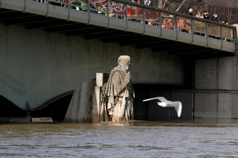 الصورة : ارتفاع شديد في منسوب النهر      | رويترز
