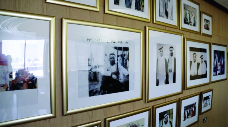 الصورة : جدار الذكريات في مكتب حمد بن سوقات
