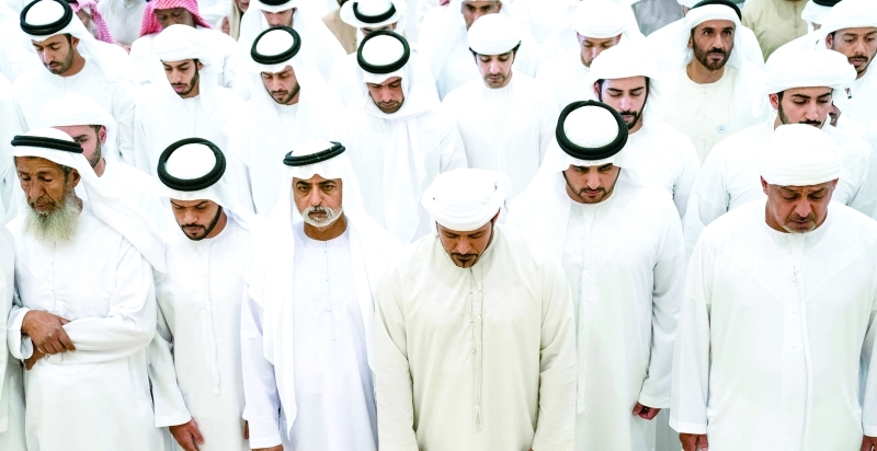 الصورة : مكتوم بن محمد ونهيان بن زايد وسلطان بن خليفة ونهيان بن مبارك والشيوخ خلال أداء صلاة الجنازة