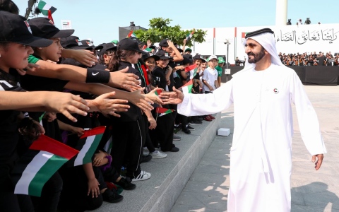 الصورة: الصورة: بالفيديو.. محمد بن راشد يرفع علم الإمارات خفاقاً في دار الاتحاد