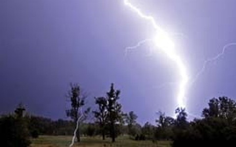 الصورة: الصورة: تحذير من استخدام الهواتف المتحركة أثناء الرعد والبرق