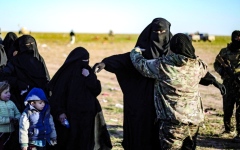 الصورة: الصورة: نساء وأطفال «داعش».. خطر يتوالد