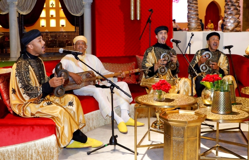 «المغرب في أبوظبي» تتلون بالموسيقى والرقصات التراثية ...