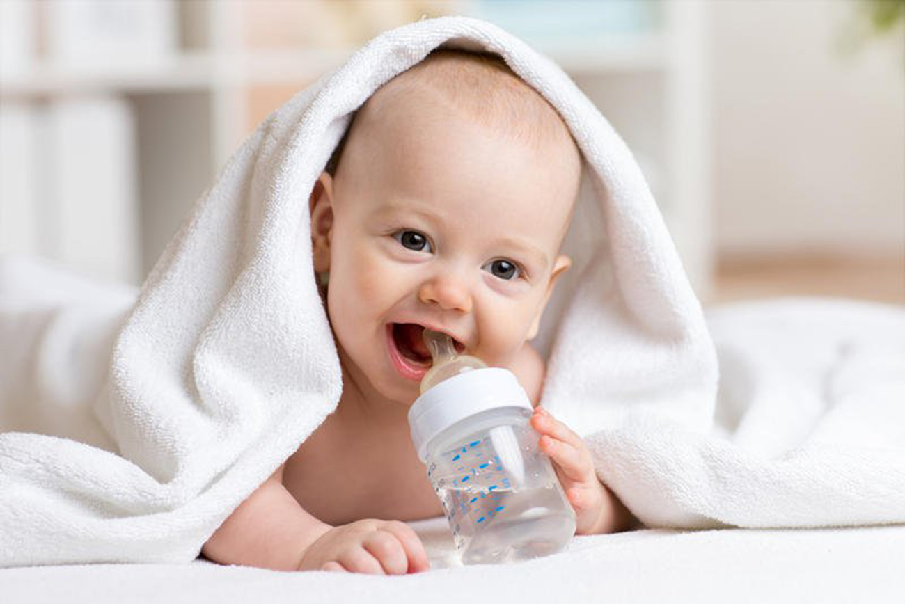 شرب الرضيع للماء مخاطر غير متوقعة البيان الصحي حياة البيان