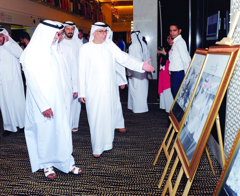 الصورة : ومعاليه خلال زيارة فعاليات «تراث الإمارات»  |  البيان